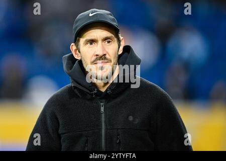 Sinsheim, Deutschland. Dezember 2024. Fußball: Bundesliga, TSG 1899 Hoffenheim - SC Freiburg, Spieltag 13, PreZero Arena. Freiburger Trainer Julian Schuster kommt ins Stadion. Hinweis: Uwe Anspach/dpa - WICHTIGER HINWEIS: Gemäß den Vorschriften der DFL Deutschen Fußball-Liga und des DFB Deutschen Fußball-Bundes ist es verboten, im Stadion und/oder des Spiels aufgenommene Fotografien in Form von sequenziellen Bildern und/oder videoähnlichen Fotoserien zu verwenden oder zu verwenden./dpa/Alamy Live News Stockfoto