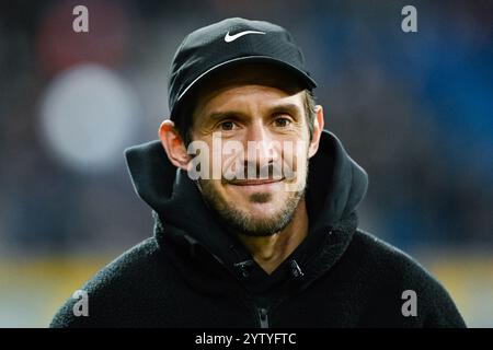 Sinsheim, Deutschland. Dezember 2024. Fußball: Bundesliga, TSG 1899 Hoffenheim - SC Freiburg, Spieltag 13, PreZero Arena. Freiburger Trainer Julian Schuster kommt ins Stadion. Hinweis: Uwe Anspach/dpa - WICHTIGER HINWEIS: Gemäß den Vorschriften der DFL Deutschen Fußball-Liga und des DFB Deutschen Fußball-Bundes ist es verboten, im Stadion und/oder des Spiels aufgenommene Fotografien in Form von sequenziellen Bildern und/oder videoähnlichen Fotoserien zu verwenden oder zu verwenden./dpa/Alamy Live News Stockfoto