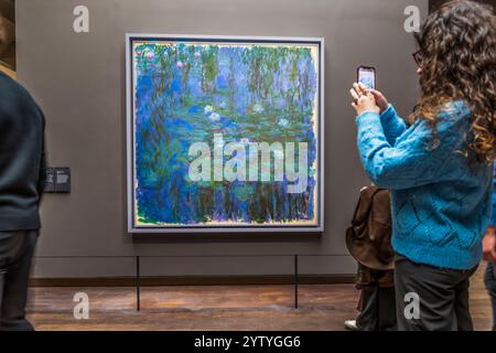 Blaue Wasserlilien von Claude Monet im Musée d'Orsay, Paris, mit Besuchern, die Fotos machen. Stockfoto