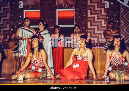 Whakarewarewa, ein lebendiges Maori-Dorf auf der Nordinsel Neuseelands und Heimat der Tūhourangi Ngāti Wāhiao. Archivfoto aus dem Jahr 1991. Maori-Leute, die ihr traditionelles Lied und ihren Tanz für die Touristen vorführen Stockfoto