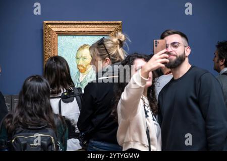 Selbstporträt von Vincent Van Gogh im Musée d'Orsay, Paris, mit Besuchern, die Fotos machen. Stockfoto