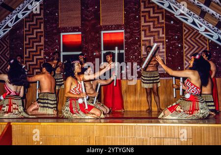 Whakarewarewa, ein lebendiges Maori-Dorf auf der Nordinsel Neuseelands und Heimat der Tūhourangi Ngāti Wāhiao. Archivfoto aus dem Jahr 1991. Maori-Leute, die ihr traditionelles Lied und ihren Tanz für die Touristen vorführen Stockfoto