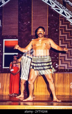 Whakarewarewa, ein lebendiges Maori-Dorf auf der Nordinsel Neuseelands und Heimat der Tūhourangi Ngāti Wāhiao. Archivfoto aus dem Jahr 1991. Maori-Leute, die ihr traditionelles Lied und ihren Tanz für die Touristen vorführen Stockfoto