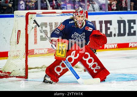 Deutschland. Dezember 2024. Eishockey Penny-DEL 24.Spieltag Koelner Haie - Augsburger Panther am 08.12.2024 in der Lanxess Arena in Köln Mirko Pantkowski ( Köln ) Gemaess den Vorgaben der DEL Deutsche Eishockey Liga ist die Publikation und Weiterverwertung der Aufnahmen in elektronischen Medien und Endgeraeten aller Art waehrend des laufenden Spiels nicht zulaessig. Foto: Revierfoto Credit: ddp Media GmbH/Alamy Live News Stockfoto