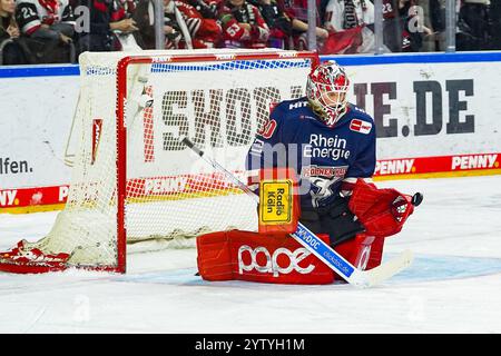 Deutschland. Dezember 2024. Eishockey Penny-DEL 24.Spieltag Koelner Haie - Augsburger Panther am 08.12.2024 in der Lanxess Arena in Köln Mirko Pantkowski ( Köln ) Gemaess den Vorgaben der DEL Deutsche Eishockey Liga ist die Publikation und Weiterverwertung der Aufnahmen in elektronischen Medien und Endgeraeten aller Art waehrend des laufenden Spiels nicht zulaessig. Foto: Revierfoto Credit: ddp Media GmbH/Alamy Live News Stockfoto