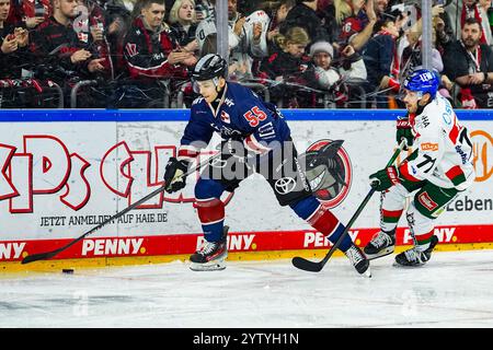 Deutschland. Dezember 2024. Eishockey Penny-DEL 24.Spieltag Koelner Haie - Augsburger Panther am 08.12.2024 in der Lanxess Arena in Köln Edwin Tropmann ( Köln ), links - Luca Tosto ( Augsburg ), rechts Gemaess den Vorgaben der DEL Deutsche Eishockey Liga ist die Publikation und Weiterverwertung der Aufnahmen in elektronischen Medien und Endgeraeten aller Art waehrend des laufenden Spiele nicht zulaessig. Foto: Revierfoto Credit: ddp Media GmbH/Alamy Live News Stockfoto