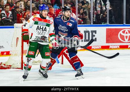 Deutschland. Dezember 2024. Eishockey Penny-DEL 24.Spieltag Koelner Haie - Augsburger Panther am 08.12.2024 in der Lanxess Arena in Köln T.J. Trevelyan ( Augsburg ), links - Veli-Matti Vittasmaeki ( Köln ), rechts Gemaess den Vorgaben der DEL Deutsche Eishockey Liga ist die Publikation und Weiterverwertung der Aufnahmen in elektronischen Medien und Endgeraeten aller Art waehrend des laufenden Spiele nicht zulaessig. Foto: Revierfoto Credit: ddp Media GmbH/Alamy Live News Stockfoto