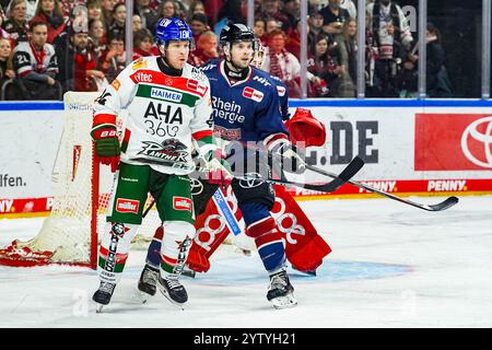 Deutschland. Dezember 2024. Eishockey Penny-DEL 24.Spieltag Koelner Haie - Augsburger Panther am 08.12.2024 in der Lanxess Arena in Köln T.J. Trevelyan ( Augsburg ), links - Veli-Matti Vittasmaeki ( Köln ), rechts Gemaess den Vorgaben der DEL Deutsche Eishockey Liga ist die Publikation und Weiterverwertung der Aufnahmen in elektronischen Medien und Endgeraeten aller Art waehrend des laufenden Spiele nicht zulaessig. Foto: Revierfoto Credit: ddp Media GmbH/Alamy Live News Stockfoto