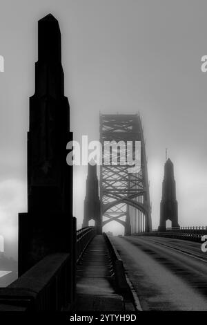 Yaquina Bay Bridge entlang der U.S. Route 101 entlang der Oregon Coast in Newport, Oregon, USA Stockfoto