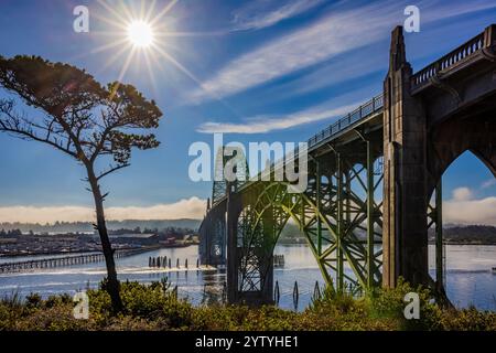 Yaquina Bay Bridge entlang der U.S. Route 101 entlang der Oregon Coast in Newport, Oregon, USA Stockfoto