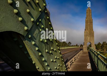 Yaquina Bay Bridge entlang der U.S. Route 101 entlang der Oregon Coast in Newport, Oregon, USA Stockfoto