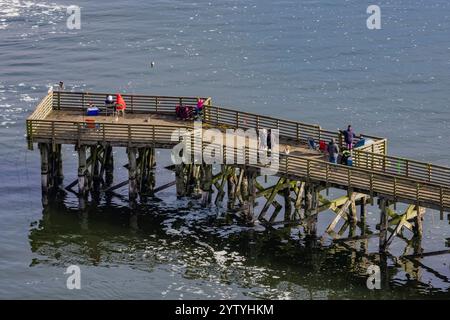 Angelpier von der Yaquina Bay Bridge entlang der U.S. Route 101 entlang der Oregon Coast in Newport, Oregon, USA [keine Veröffentlichung; nur redaktionelle Lizenzierung Stockfoto