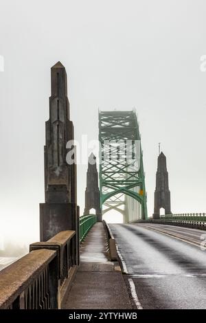 Yaquina Bay Bridge entlang der U.S. Route 101 entlang der Oregon Coast in Newport, Oregon, USA Stockfoto