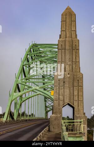 Yaquina Bay Bridge entlang der U.S. Route 101 entlang der Oregon Coast in Newport, Oregon, USA Stockfoto