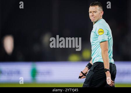 Almere, Niederlande. Dezember 2024. ALMERE, NIEDERLANDE - 8. DEZEMBER: Schiedsrichter Allard Lindhout sieht beim niederländischen Eredivisie-Spiel zwischen Almere City FC und FC Utrecht im Yanmar Stadion am 8. Dezember 2024 in Almere, Niederlande. (Foto von Andre Weening/Orange Pictures) Credit: Orange Pics BV/Alamy Live News Stockfoto