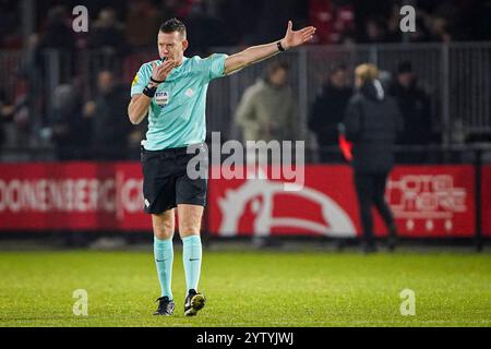 Almere, Niederlande. Dezember 2024. ALMERE, NIEDERLANDE - 8. DEZEMBER: Schiedsrichter Allard Lindhout gibt beim niederländischen Eredivisie-Spiel zwischen Almere City FC und FC Utrecht im Yanmar Stadion am 8. Dezember 2024 in Almere, Niederlande. (Foto von Andre Weening/Orange Pictures) Credit: Orange Pics BV/Alamy Live News Stockfoto