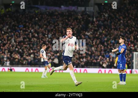 Tottenham Hotspur Stadium, London, Großbritannien. Dezember 2024. Premier League Football, Tottenham Hotspur gegen Chelsea; Dejan Kulusevski von Tottenham Hotspur feiert sein Tor in der 11. Minute mit 2:0. Beschreibung: Action Plus Sports/Alamy Live News Stockfoto