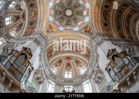 SALZBURG, ÖSTERREICH - 27. APRIL 2023: Innenraum des mittelalterlichen Salzburger Doms, des Barockdoms aus dem 17. Jahrhundert, der St. Rupert und S. gewidmet ist Stockfoto