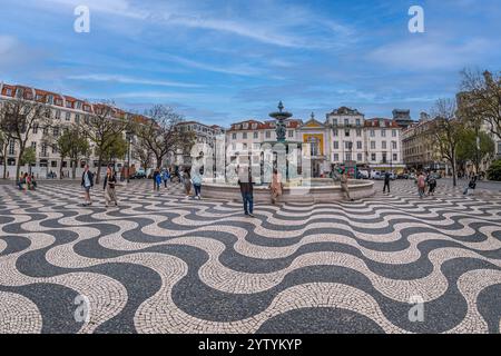 LISSABON, PORTUGAL – 5. APRIL 2024: Praca Dom Pedro IV., bekannt als Rossio-Platz, benannt nach Dom Pedro IV., König von Portugal und erster Kaiser von Braz Stockfoto