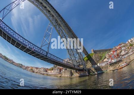 Porto, Portugal-11. April 2024: Blick auf die Fernandine-Mauern von Porto, die Seilbahn dos Guindais und die Häuser auf dem Hügel entlang der Av. Gustavo Eiffel. D Stockfoto