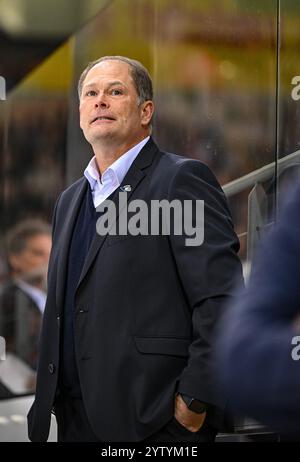 Steve Walker (Chef-Trainer, Schwenninger Wild Wings) GER, Fischtown Pinguins Bremerhaven vs. Schwenninger Wild Wings, Eishockey, DEL, 24. Spieltag, Saison 2024/2025, 08.12.2024. Foto: Eibner-Pressefoto/Jasmin Wagner Stockfoto