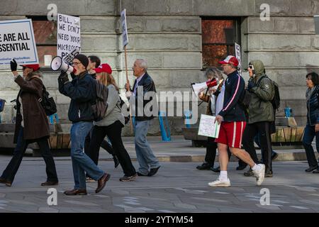 Anti-Mask-Protestler mit Zeichen im Zusammenhang mit COVID-19. Friedliche Proteste Anti-Lockdown-, Anti-Impfstoff- und Anti-Maske-Demonstranten veranstalten eine Demonstration, m Stockfoto