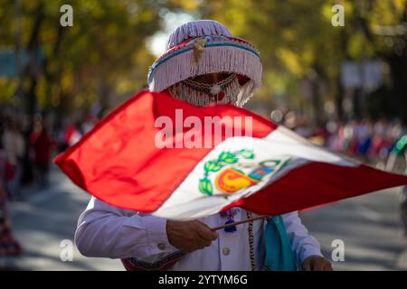 Madrid, Spanien. Dezember 2024. Die peruanischen Einwohner Spaniens feierten heute morgen eine Parade, die von der peruanischen Botschaft in Madrid organisiert wurde. Verschiedene Folklore-Gruppen und -Kollektive nahmen an der Feier des 200-jährigen Jubiläums der Unabhängigkeit Perus von Spanien Teil, gekleidet in verschiedenen traditionellen Trachten aus dem südamerikanischen Land. Quelle: D. Canales Carvajal/Alamy Live News Stockfoto