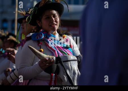 Madrid, Spanien. Dezember 2024. Die peruanischen Einwohner Spaniens feierten heute morgen eine Parade, die von der peruanischen Botschaft in Madrid organisiert wurde. Verschiedene Folklore-Gruppen und -Kollektive nahmen an der Feier des 200-jährigen Jubiläums der Unabhängigkeit Perus von Spanien Teil, gekleidet in verschiedenen traditionellen Trachten aus dem südamerikanischen Land. Quelle: D. Canales Carvajal/Alamy Live News Stockfoto