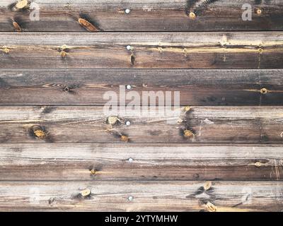 Verwitterter natürlicher Holzhintergrund. Rustikale Planken Zaunfragment Stockfoto