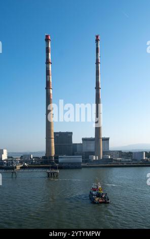 Weite Sicht auf die Poolbeg-Generationsstation vor einem blauen Himmel am frühen Morgen. Der Bahnhof befindet sich in Ringsend an der Southbank des Hafens Dublin. Stockfoto