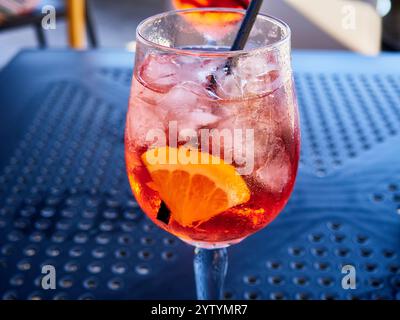 Aperol spritzt Cocktail auf einen Tisch in einem Restaurant Stockfoto