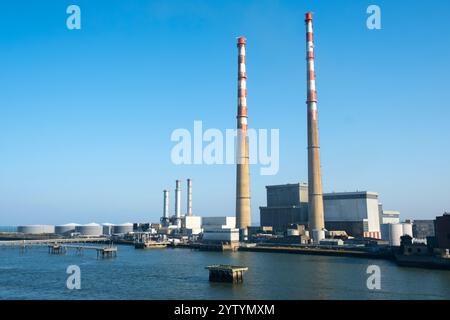 Weite Sicht auf die Poolbeg-Generationsstation vor einem blauen Himmel am frühen Morgen. Der Bahnhof befindet sich in Ringsend an der Southbank des Hafens Dublin. Stockfoto