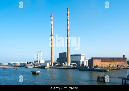 Weite Sicht auf die Poolbeg-Generationsstation vor einem blauen Himmel am frühen Morgen. Der Bahnhof befindet sich in Ringsend an der Southbank des Hafens Dublin. Stockfoto