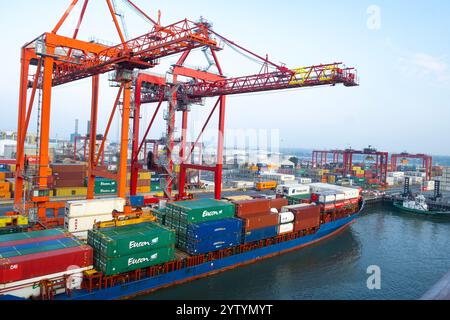 Weitwinkelansicht von Portalkranen, die schwere Frachtcontainer vom Schiff zum Kai transportieren, unter Verwendung der Lo-Lo-Anlage im Hafen von Dublin in Irland. Stockfoto