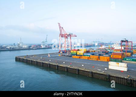 Weitwinkelansicht des Hafens von Dublin und des Flusses Liffey, zeigt die LO-LO-Einrichtungen mit Liegeplatz und Portalkranen für Schiffscontainer. Stockfoto