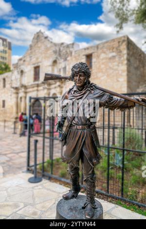 Statue von Davy Crockett vor der Alamo Mission, San Antonio, Texas, USA Stockfoto