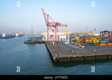 Weitwinkelansicht des Hafens von Dublin und des Flusses Liffey, zeigt die LO-LO-Einrichtungen mit Liegeplatz und Portalkranen für Schiffscontainer. Stockfoto