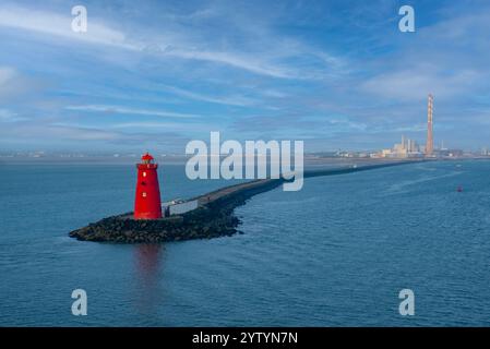 Luftaufnahme des Poolbeg Lighthouse gegen einen blauen Himmel am frühen Morgen. Der Leuchtturm befindet sich an der Spitze der Großen Südmauer im Hafen von Dublin. Stockfoto