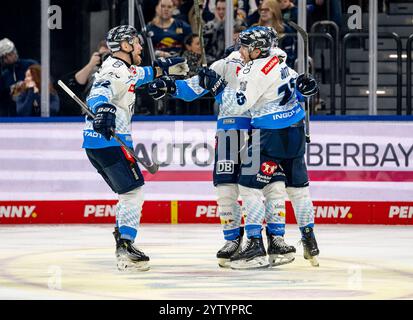 Daniel Schmoelz (ERC Ingolstadt Panther, #92) und Leon Huettl (ERC Ingolstadt Panther, #25) bejubeln mit Alex Breton (ERC Ingolstadt Panther, #75) dessen Tor zum 0:2. GER, EHC Red Bull München vs. ERC Ingolstadt, Eishockey, DEL, 24. Spieltag, Saison 2024/2025, 08.12.2024. Foto: Eibner-Pressefoto/Heike Feiner Stockfoto