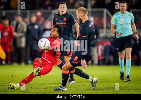 Almere, Niederlande. Dezember 2024. ALMERE, NIEDERLANDE - 8. DEZEMBER: Ruben Providence von Almere City FC schießt beim niederländischen Eredivisie-Spiel zwischen Almere City FC und FC Utrecht im Yanmar Stadion am 8. Dezember 2024 in Almere, Niederlande. (Foto von Andre Weening/Orange Pictures) Credit: Orange Pics BV/Alamy Live News Stockfoto