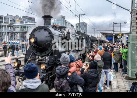 Mit dem Dampfzug rund um München, Eisenbahnfreunde bei Abfahrt des historischen Sonderzugs am Ostbahnhof, München, Dezember 2024 Deutschland, München, 8. Dezember 2024, mit dem Dampfzug rund um München, viele Eisenbahnfreunde bestaunen die Dampflokomotive und die historischen Waggons am Ostbahnhof, Gleis 12, Zug bei der Abfahrt, die Nostalgiefahrten werden vom Bayerischen Eisenbahnmuseum e.V. veranstaltet, in einer Stunde rund um München, Fahrpreis Erwachsene 20 Euro, Kinder 12 Euro, heute letzte Sonderfahrten in diesem Jahr, historische Dampflok, Touristik, zweites Adventswochenende, Weihnach Stockfoto