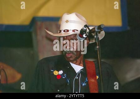 New Orleans, LA, USA - 1. Mai 2004: Nahaufnahme des legendären Clarence „Gatemouth“ Brown, der 2004 im Blues Tent beim New Orleans Jazz and Heritage Festival auftritt. Stockfoto