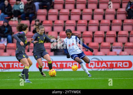 London, Großbritannien. Dezember 2024. Gaughan Group Stadium, Brisbane Road 08 Dezember 2024 Jessica Naz (7 Tottenham Hotspur) auf dem Ball während des Spiels der Barclays Women's Super League zwischen Tottenham Hotspur und Everton im Gaughan Group Stadium in London, England KM (Keeran Marquis/SPP) Credit: SPP Sport Press Photo. /Alamy Live News Stockfoto