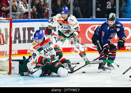 Deutschland. Dezember 2024. Eishockey Penny-DEL 24.Spieltag Koelner Haie - Augsburger Panther am 08.12.2024 in der Lanxess Arena in Köln Mark Zengerle ( Augsburg ), links - rettet gegen Joshua Currie ( Köln ), rechts Gemaess den Vorgaben der DEL Deutsche Eishockey Liga ist die Publikation und Weiterverwertung der Aufnahmen in elektronischen Medien und Endgeraeten aller Art waehrend des laufenden Spiele zulaessig. Foto: Revierfoto Credit: ddp Media GmbH/Alamy Live News Stockfoto