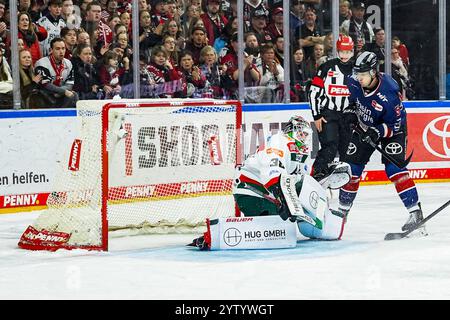 Deutschland. Dezember 2024. Eishockey Penny-DEL 24.Spieltag Koelner Haie - Augsburger Panther am 08.12.2024 in der Lanxess Arena in Köln Tor zum 2:0 durch Joshua Currie ( Köln ), - nicht im Bild Gemaess den Vorgaben der DEL Deutsche Eishockey Liga ist die Publikation und Weiterverwertung der Aufnahmen in elektronischen Medien und Endgeraeten aller Art waehrend des laufenden Spiels nicht zulaessig. Foto: Revierfoto Credit: ddp Media GmbH/Alamy Live News Stockfoto