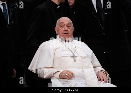 Rom, traditionelle Hommage von Papst Franziskus an die Statue der Unbefleckten Empfängnis auf der Piazza Mignanelli anlässlich der Feier am 8. Dezember. Der Bürgermeister von Rom und eine große Menschenmenge begrüßten den Papst am 8. Dezember 2024 in Rom, Italien. Copyright: XAndreaxCalandrax Stockfoto