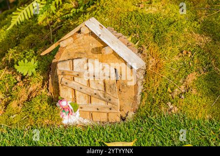 Handgefertigtes Spielzeughaus einer Fee im Stamm eines Baumes zur weihnachtsdekoration Stockfoto