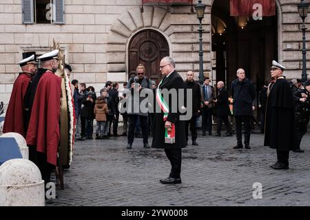 Rom, traditionelle Hommage von Papst Franziskus an die Statue der Unbefleckten Empfängnis auf der Piazza Mignanelli anlässlich der Feier am 8. Dezember. Der Bürgermeister von Rom und eine große Menschenmenge begrüßten den Papst am 8. Dezember 2024 in Rom, Italien. Copyright: XAndreaxCalandrax Stockfoto