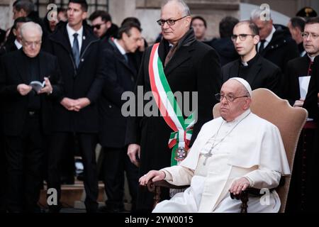 Rom, traditionelle Hommage von Papst Franziskus an die Statue der Unbefleckten Empfängnis auf der Piazza Mignanelli anlässlich der Feier am 8. Dezember. Der Bürgermeister von Rom und eine große Menschenmenge begrüßten den Papst am 8. Dezember 2024 in Rom, Italien. Copyright: XAndreaxCalandrax Stockfoto