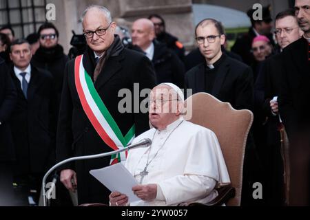 Rom, traditionelle Hommage von Papst Franziskus an die Statue der Unbefleckten Empfängnis auf der Piazza Mignanelli anlässlich der Feier am 8. Dezember. Der Bürgermeister von Rom und eine große Menschenmenge begrüßten den Papst am 8. Dezember 2024 in Rom, Italien. Copyright: XAndreaxCalandrax Stockfoto